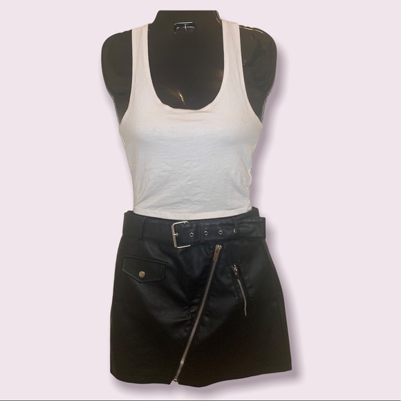 🛑SOLD🛑Forever 21 Faux Leather Mini Skirt - Picture 2 of 6